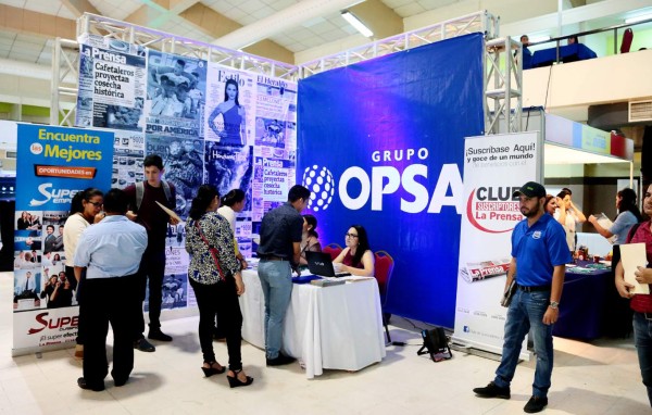 Más de mil personas participan en primera Feria de Oportunidades