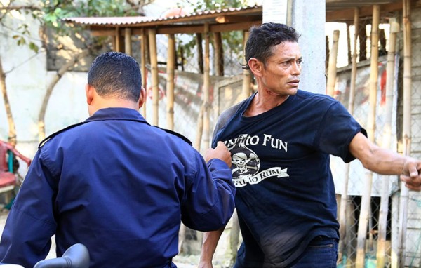 Ulises Antonio Hernández mientras era llevado por un agente de la Policía.