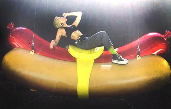 Miley Cyrus posa con enorme hotdog y promociona su gira