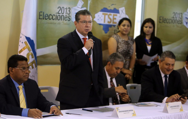 TSE definirá si inhabilita o no a funcionarios municipales