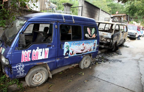 Se quema un carro repartidor de helados