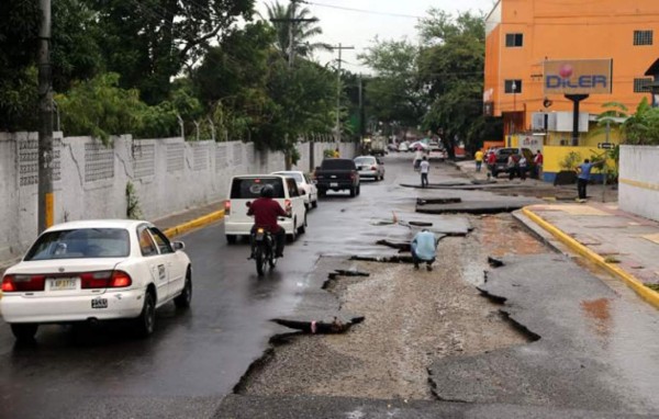 Siempre que llueve sobre San Pedro Sula, la 13 calle sufre los abates de la naturaleza.