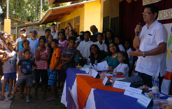 Marlon Escoto separa a dos directores  