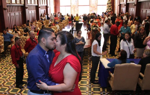35 parejas contraen matrimonio civil en la alcaldía sampedrana