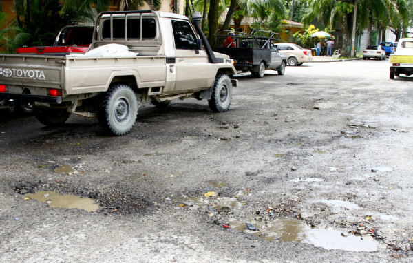Insuficiente lo que asigna alcaldía para reparar vías