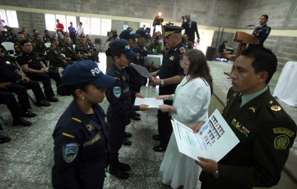 Policía gradúa a los primeros 300 Tigres