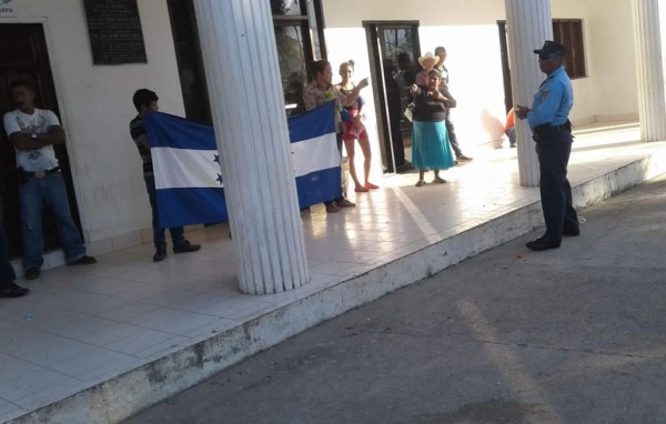 Pobladores se toman la alcaldía de San Luis, Santa Bárbara