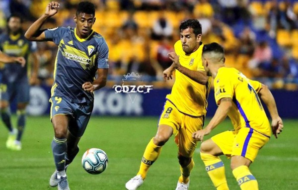 Antony 'Choco' Lozano fue expulsado en goleada del Cádiz en España