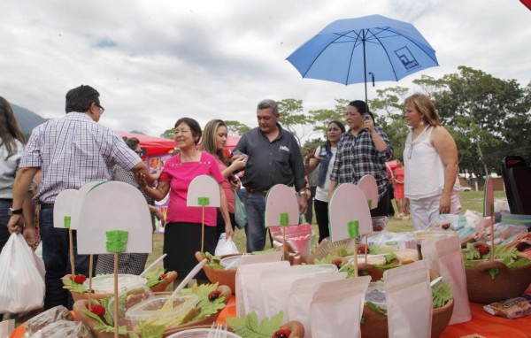Exitosas ventas deja el Mercado del Agricultor y Artesano