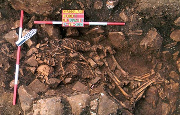 Descubren en Grecia a una pareja abrazada en una tumba prehistórica