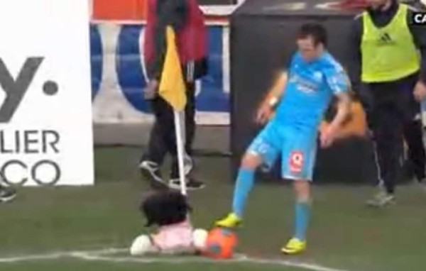 Video: Lanzan una muñeca al futbolista del Marsella