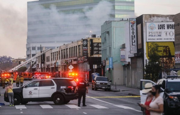 Video: Explosión en Los Ángeles deja 11 bomberos heridos