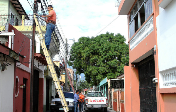 Reos hondureños buscan evadir bloqueo con teléfonos satelitales