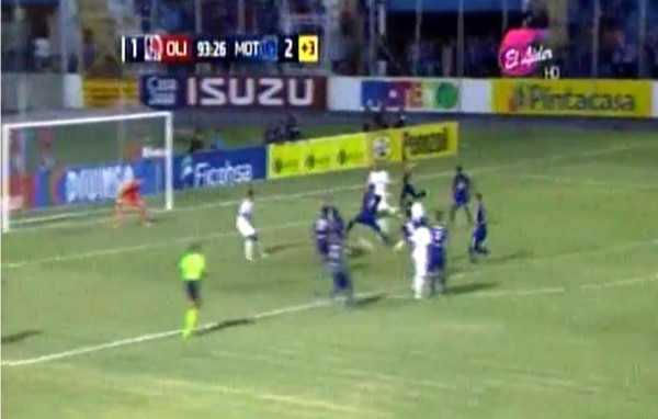 VIDEO: Un intruso 'anota un gol' al momento del empate del Olimpia