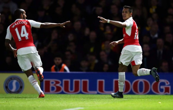 El Arsenal golea al Watford y sigue la estela de Manchester City