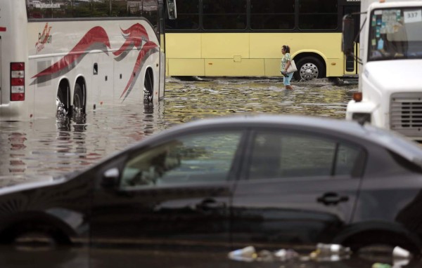 Tormenta tropical Carlos causa primera muerte en México