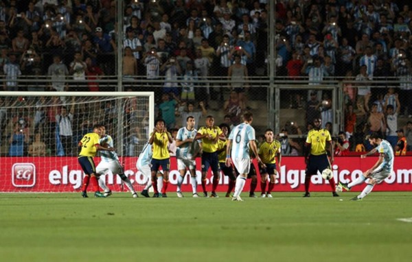 Video: Golazo magistral de tiro libre de Messi ante Colombia