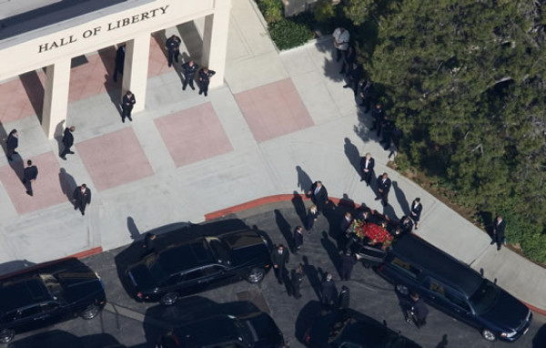 Parientes y famosos rinden homenaje a Jackson