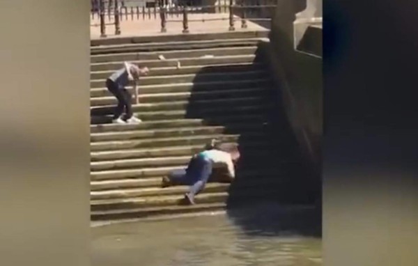 Un hombre se desliza y va a caer al río Támesis