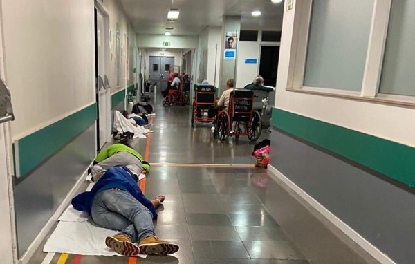 Video: Pacientes en el suelo en hospitales colapsados por coronavirus en Madrid