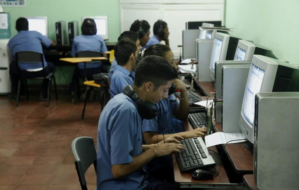Por falta de recursos dan clases por Internet en el Primero de Mayo