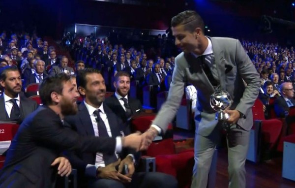 VIDEO: Así felicitó Messi a Cristiano Ronaldo tras ganar premio en la UEFA