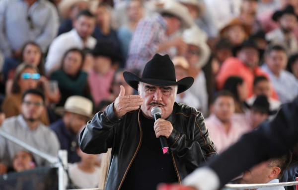 Vicente Fernández sigue en terapia intensiva