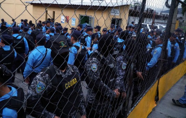 Ministro garantiza aumento, aguinaldo y bono a policías