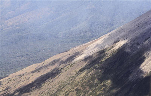 Evalúan los daños por la erupción mientras persiste la amenaza de un volcán en El Salvador