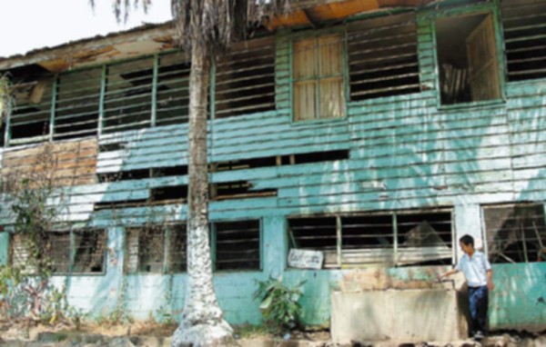 Edificio de escuela, una amenaza para niños