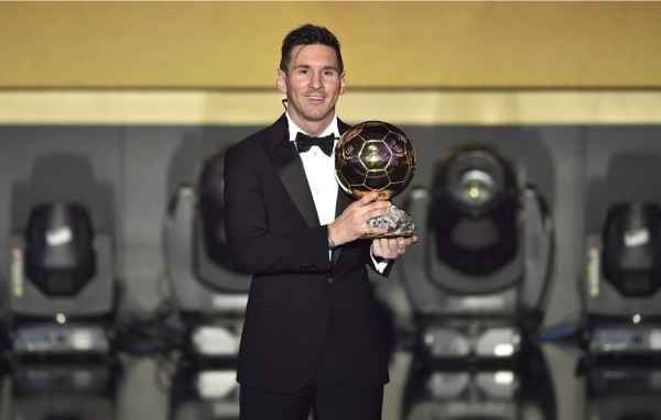 Messi vuelve al trono y alza su quinto Balón de Oro