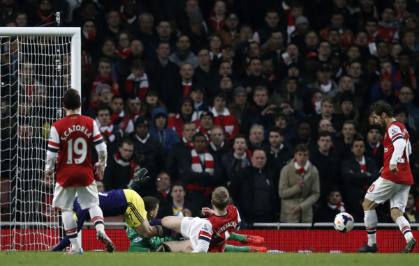 Arsenal deja escapar el triunfo por un autogol en el final