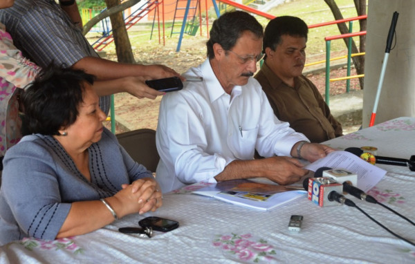 Mauricio Villeda firma decreto a favor de 800 mil discapacitados de Honduras