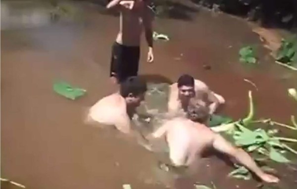 El momento cuando eran succionados al liberar el cauce de la alcantarilla taponada. Foto YouTube.