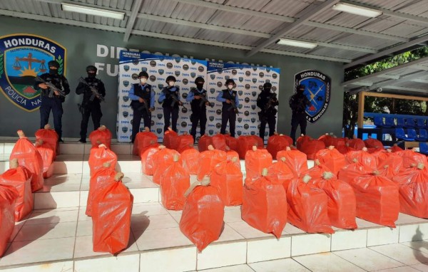 Trasladan los 1,675 paquetes de supuesta cocaína decomisada en Colón  