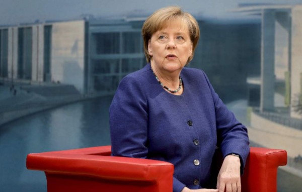 Merkel cumple 63 años, inmersa en su campaña electoral y con sondeos a favor