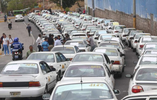 Cientos de taxistas cierran vías ante aumento de tasa vehicular en Tegucigalpa