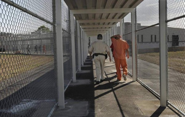 Exigen a ICE quitar comida con cerdo a musulmanes detenidos en Florida