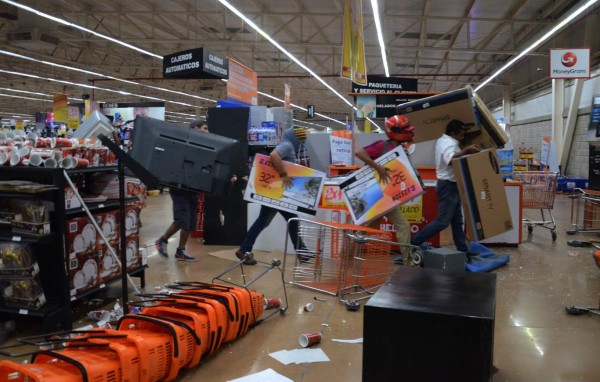 Saqueos y protestas por aumento de combustible agitan México