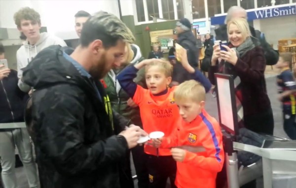 Dos niños aficionados del Barcelona enloquecen con autógrafos de Messi, Neymar y Suárez