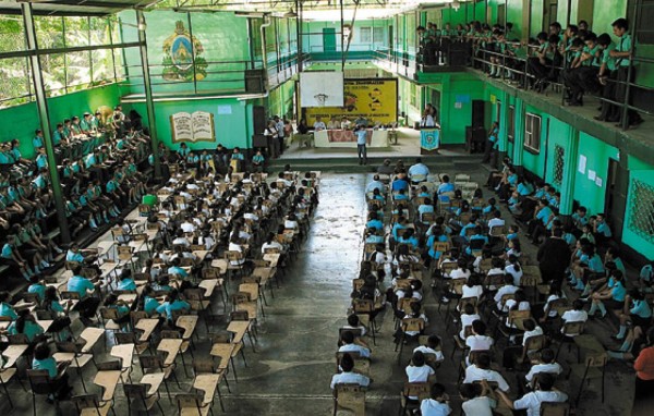 Premian alumnos con alto índice académico