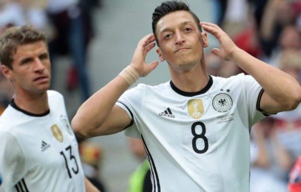 Polémica en Alemania por decisión de Özil de abandonar la selección