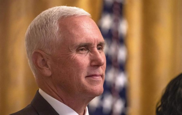 Pence visita por sorpresa a las tropas estadounidenses en Irak