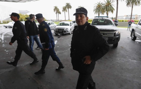 ROS03. ROSARIO (ARGENTINA) 28/06/2017.- Miembros de la Policía Federal Argentina y autoridades de la Administración Federal de Ingresos Públicos (AFIP) son vistos hoy, miércoles 28 de junio de 2017, en la entrada del complejo 'City Center' de Rosario (Argentina). La Justicia argentina ordenó allanar hoy el casino del complejo hotelero de la ciudad de Rosario en el que el futbolista Lionel Messi celebrará su boda este viernes, en el marco de una investigación por supuesta evasión y lavado de activos, confirmaron a Efe fuentes oficiales. EFE/David Fernández.