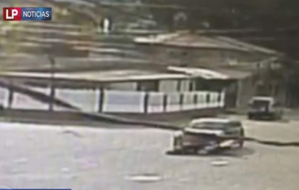 Video capta como motociclista es arrollado en Los Laureles