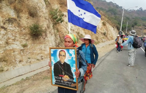 Indígenas caminan a la altura de El Durazno en la CA-5.