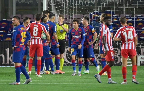 Barcelona tropieza contra Atlético y se aleja más del título de la Liga Española