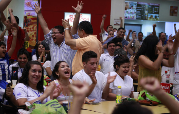 Video: Así vivieron los hondureños el empate ante Panamá