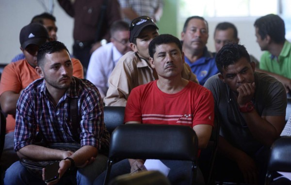 Empleados de la Enee acudieron a la reunión del Stenee para presenciar la conferencia de prensa tras el anuncio de las suspensiones de personal.
