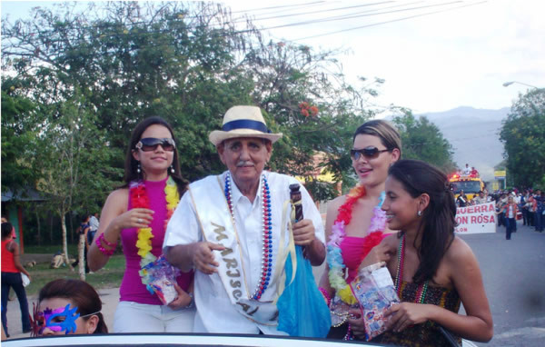 Alegría y color en desfiles y carnaval del Jamo